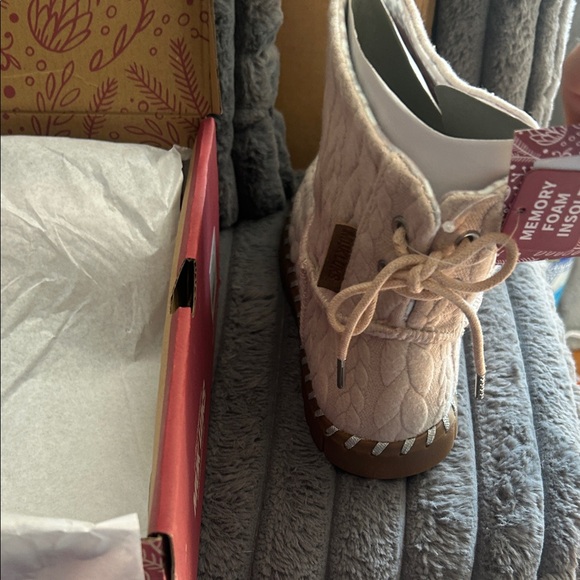 FREE SHIPPING!
BNIB Muk Luks Beautiful Blush Quilted Booties 8 - Picture 4 of 8